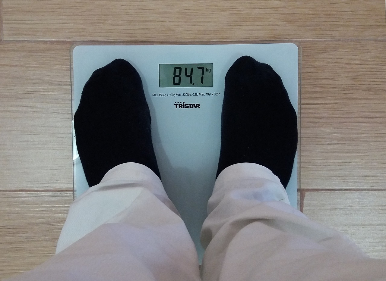 女生身高1米6体重50斤仍要减肥，社会认知、健康风险与干预策略
